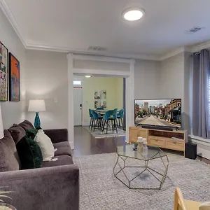  Holiday home Bright & Charming With Fire Pit And Porch Swing - Close To Beale Street, Bbq, Graceland, And The Liberty Bowl